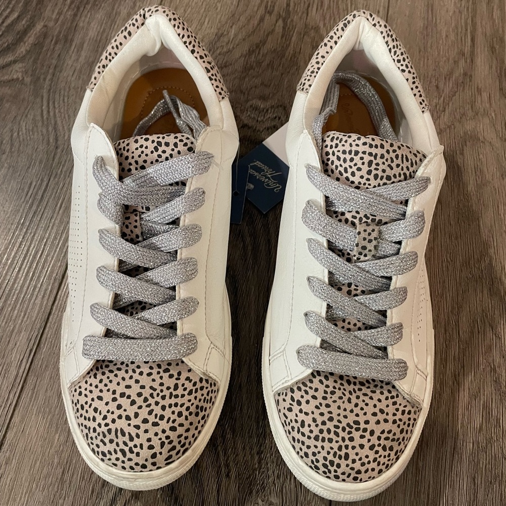 Universal Thread sneakers *brand new*